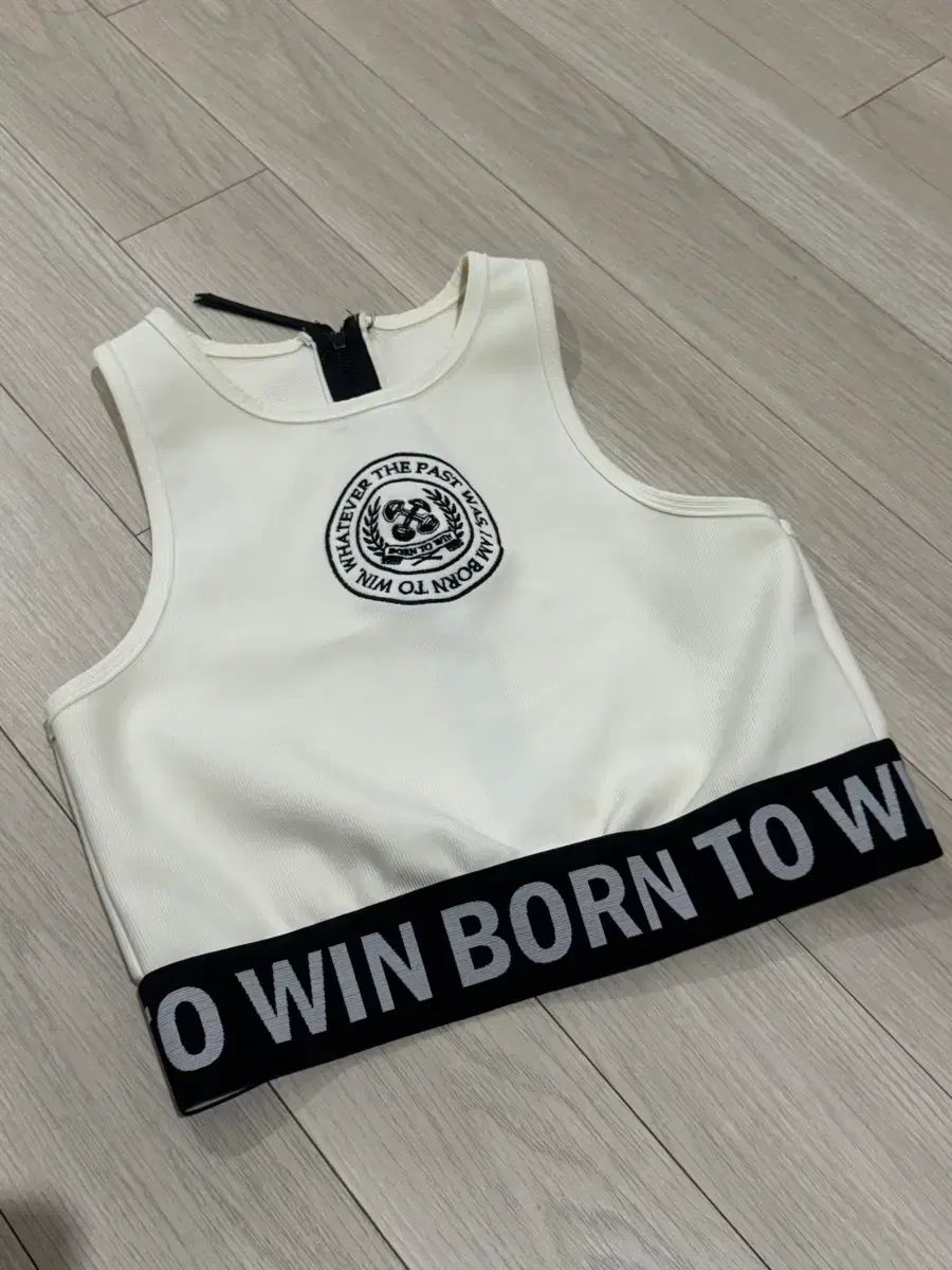 定番人気，送料無料 BORN TO WIN ブラトップ ヨガウェア