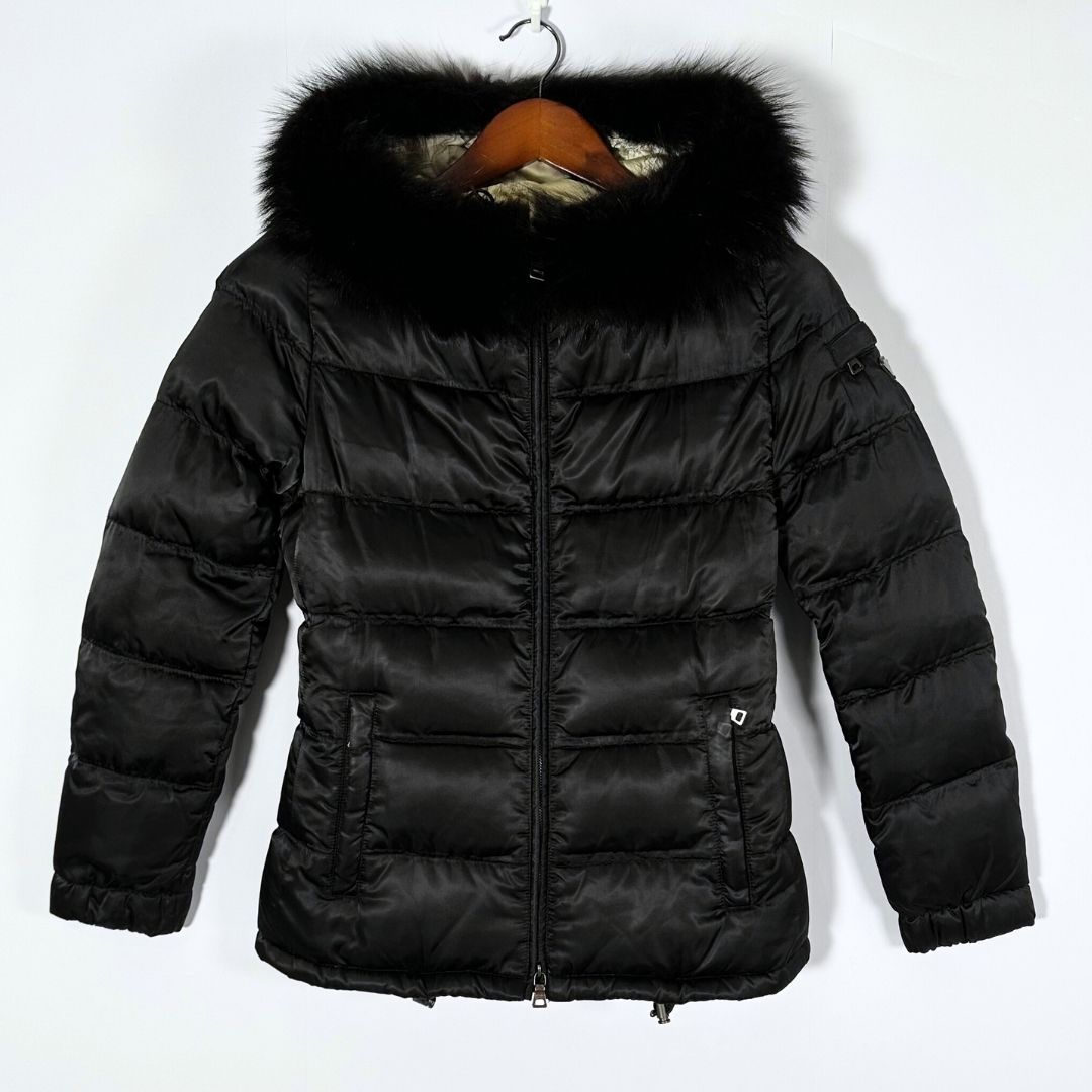 美品】PRADA トライアングルロゴ ラクーンファー ダウンジャケット