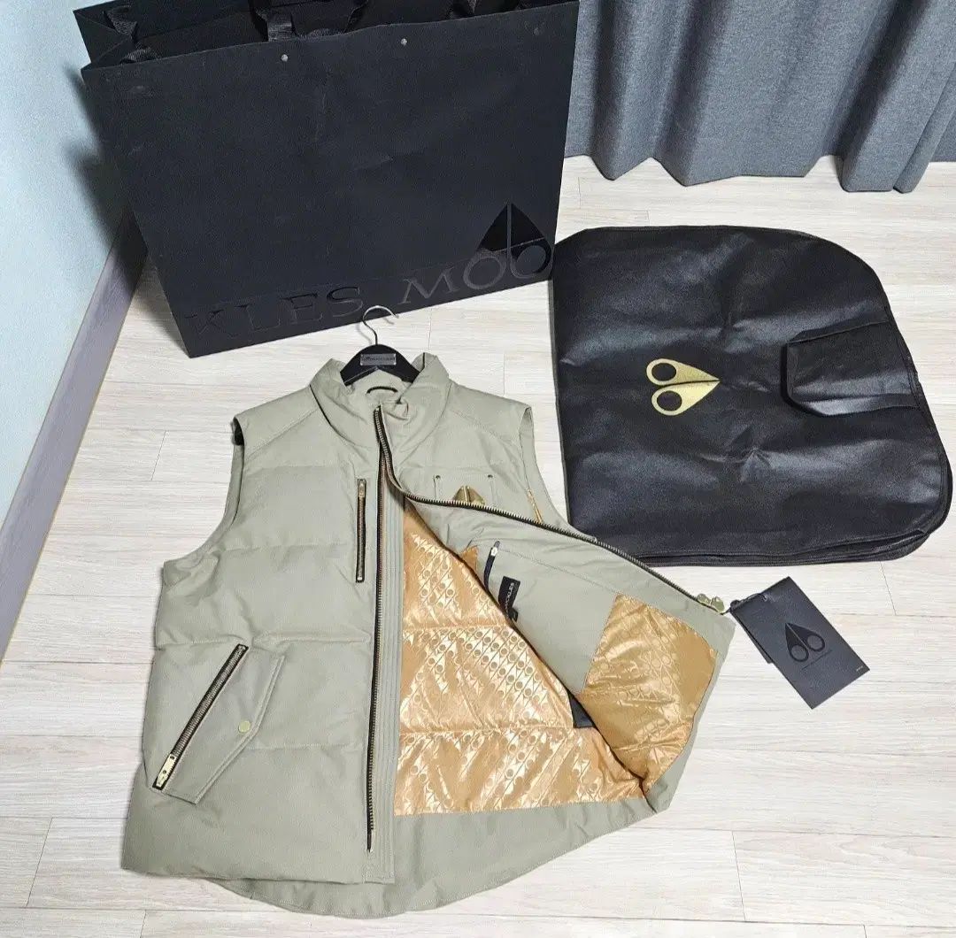 MOOSE KNUCKLES ムースナックルズ ウェストマウント BEST ベスト 男子 GOLD ロゴ ダウン