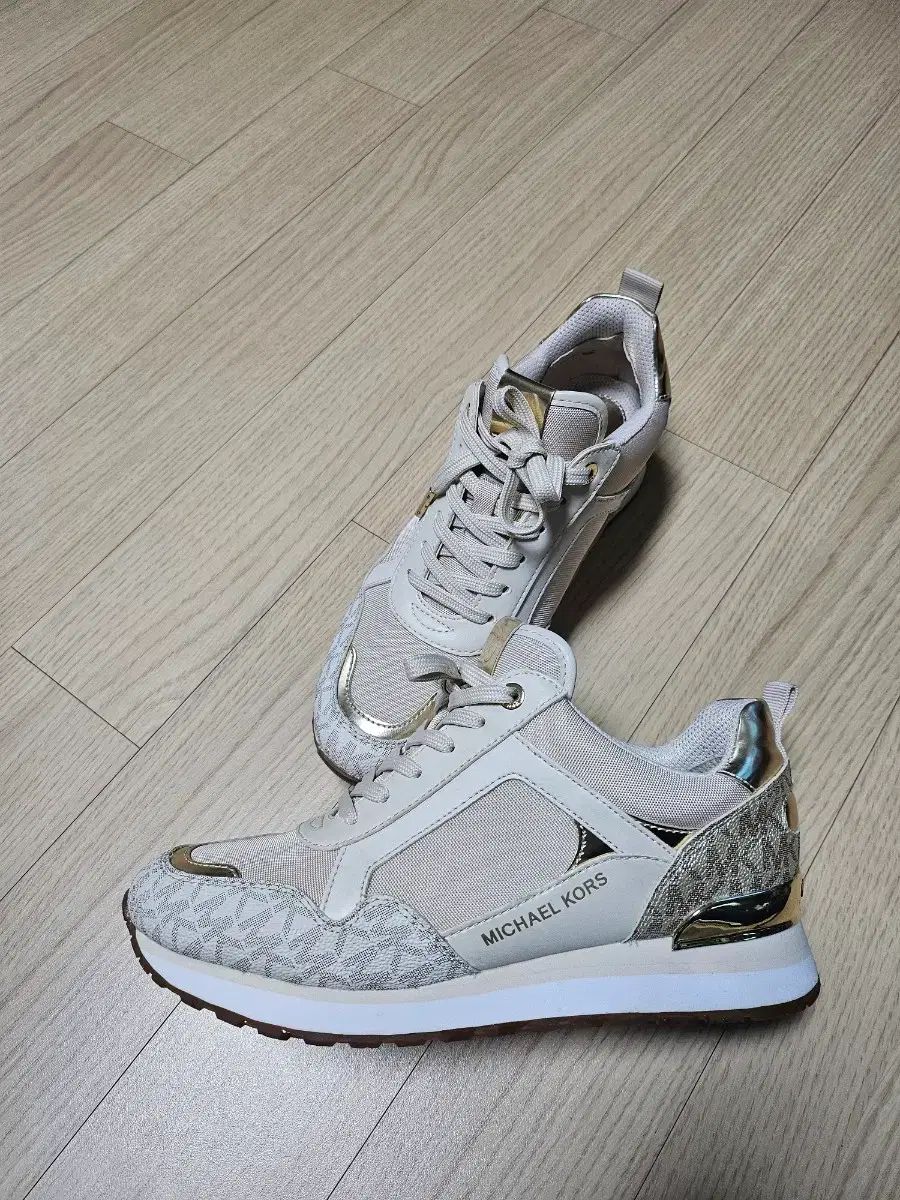 スニーカー 24.5