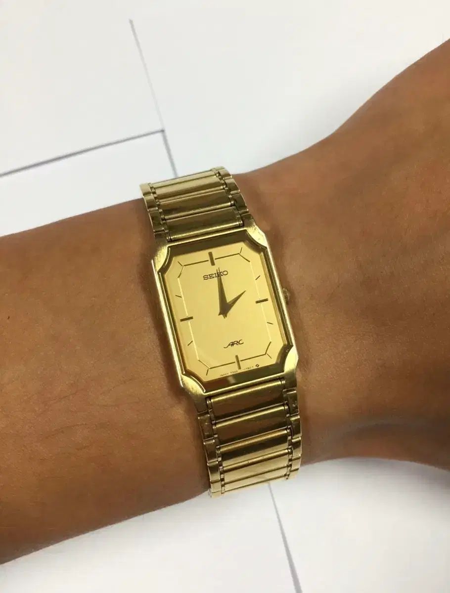 80 s SEIKO セイコー アーク クオーツ タンク ゴールド