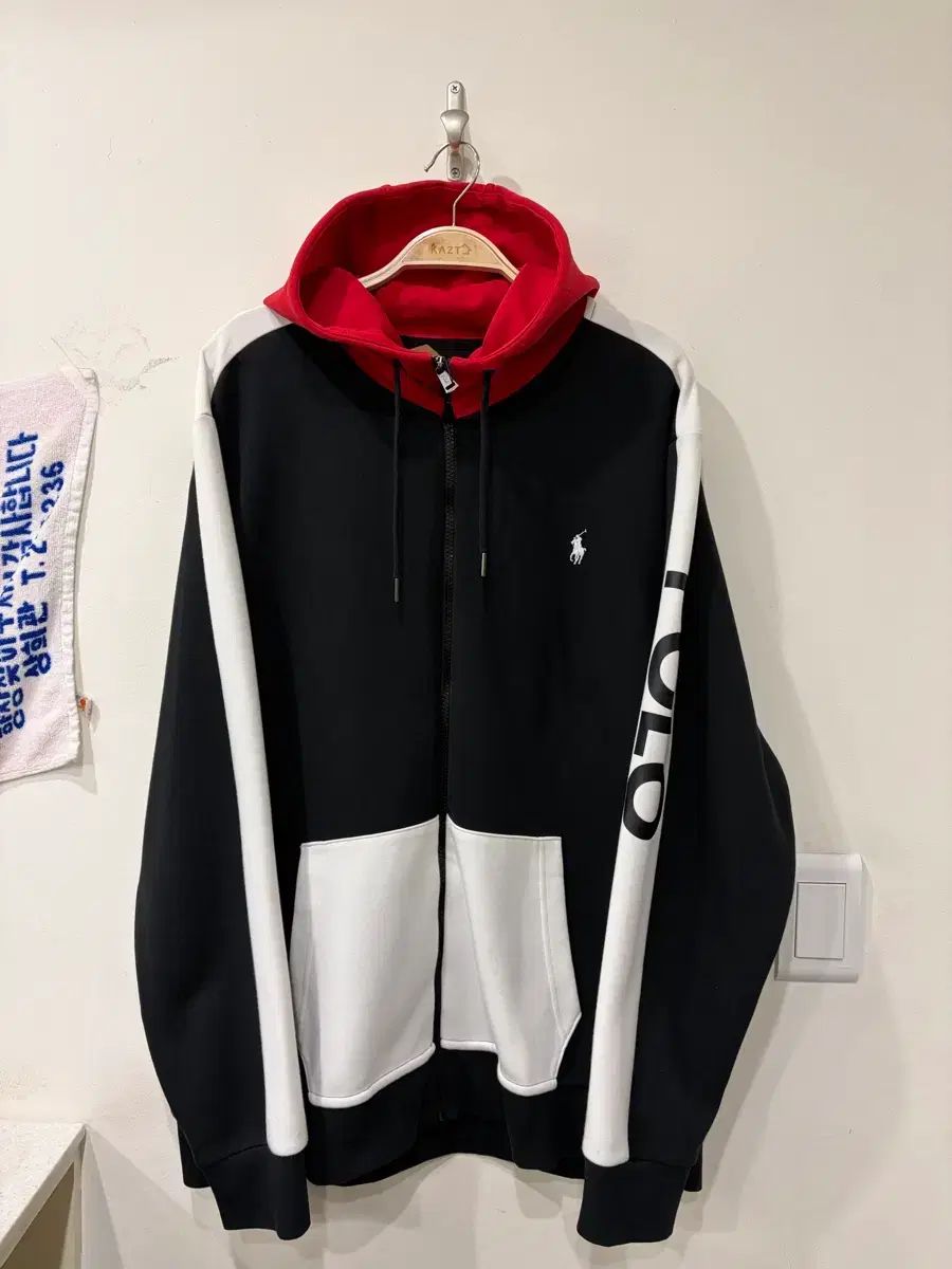 664 ポロ フードジップアップ