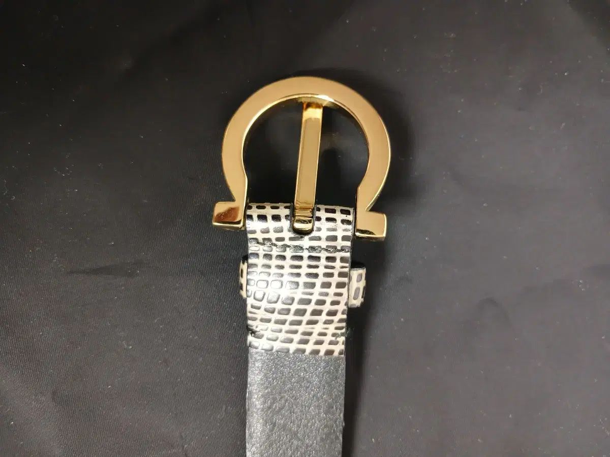 フェラガモ レディースベルト GOLD バックル 正規品 - メルカリ