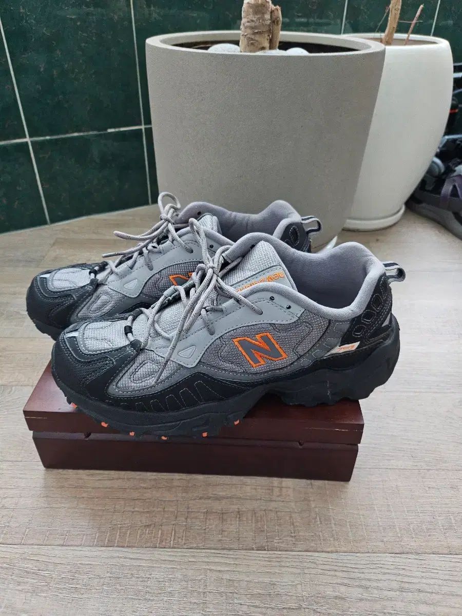 ニュー ンス 703 スニーカー 275 mm