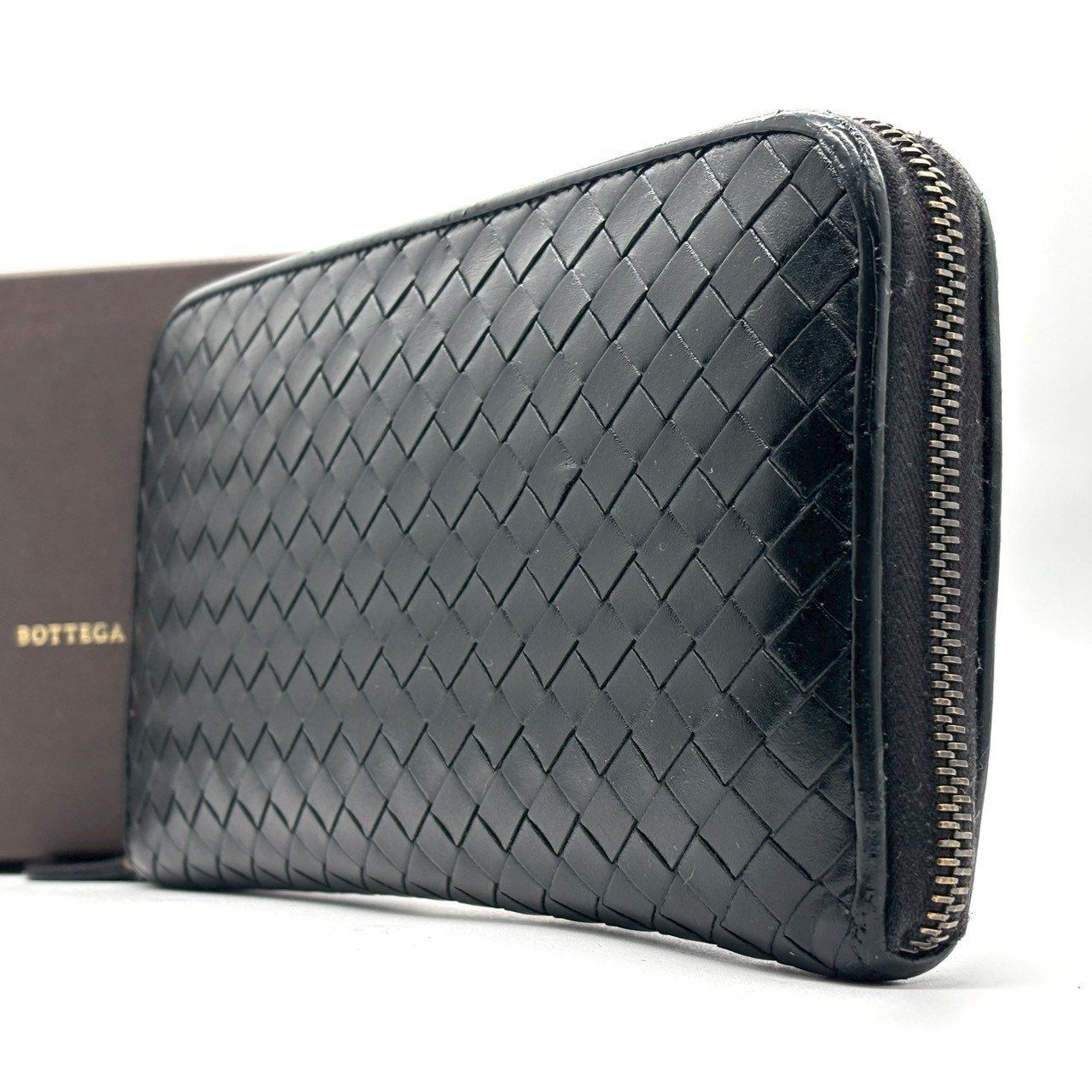 静かに品格を示す BOTTEGA VENETA ボッテガヴェネタ 長財布 ラウンドファスナー イントレチャート 12カード メンズ ブラック