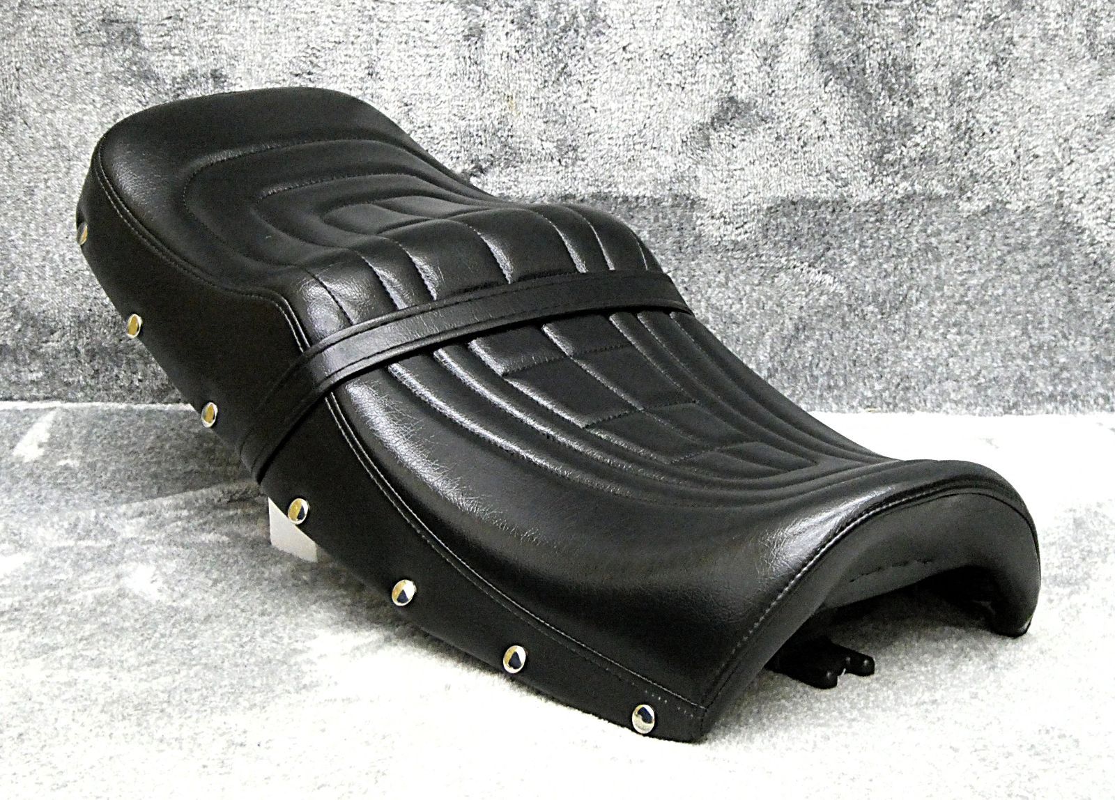 じ*ん様 CB750K　新あんこ 鋲打ち E4黒カスタムシート/チョビ三CB75 じ*ん様 CB750K 新あんこ 鋲打ち E4黒カスタムシート/チョビ三CB75