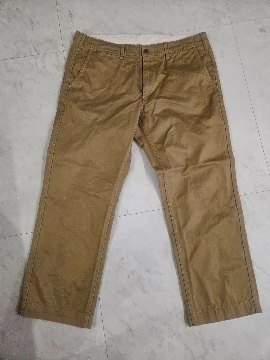 バーガー PLUS オフィサー チノ