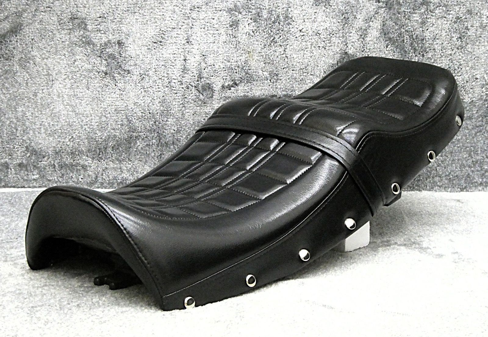 CB400SF NC39 NC42 鋲打ち E4黒 カスタムシート/完成品BLACKブラック