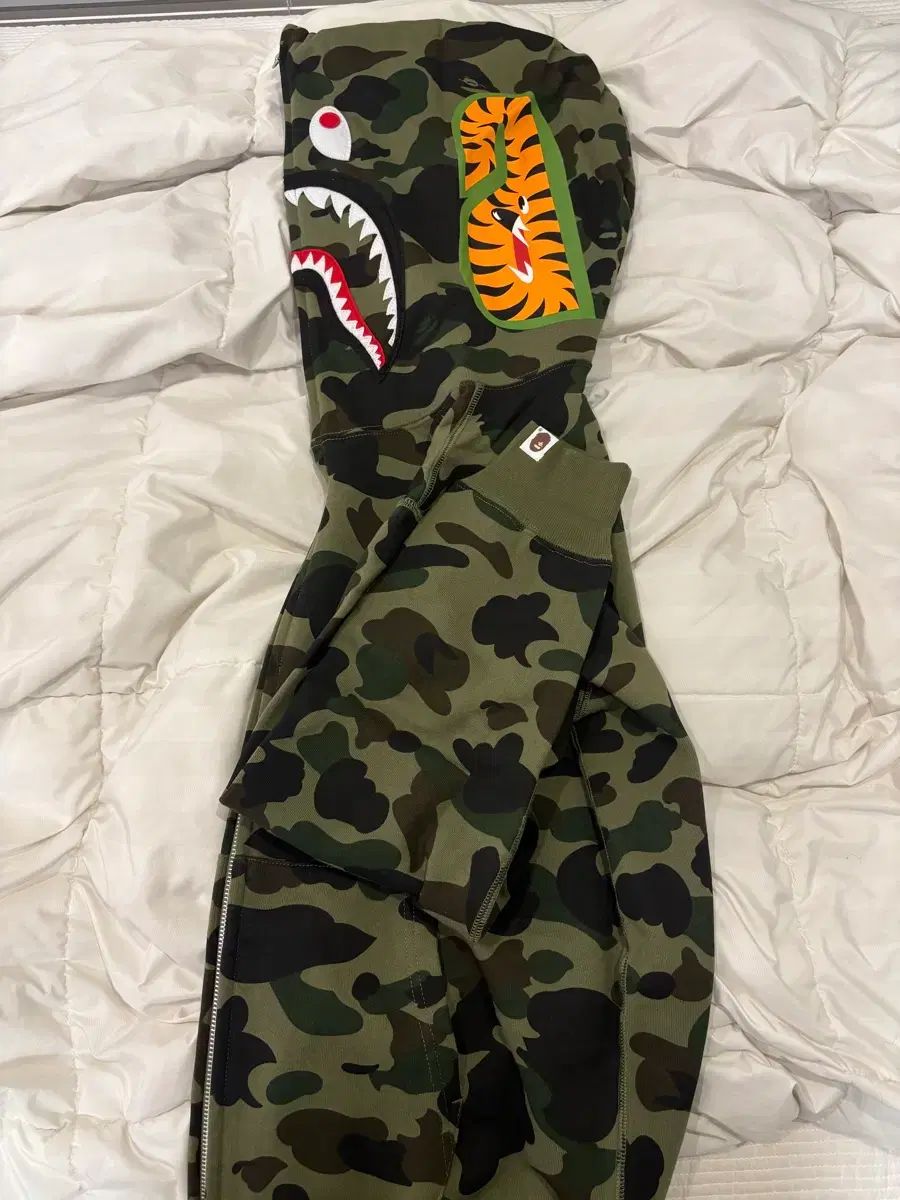 最 M A BATHING APE アベイシングエイプ シャークフーデッド 迷彩柄 グリーン