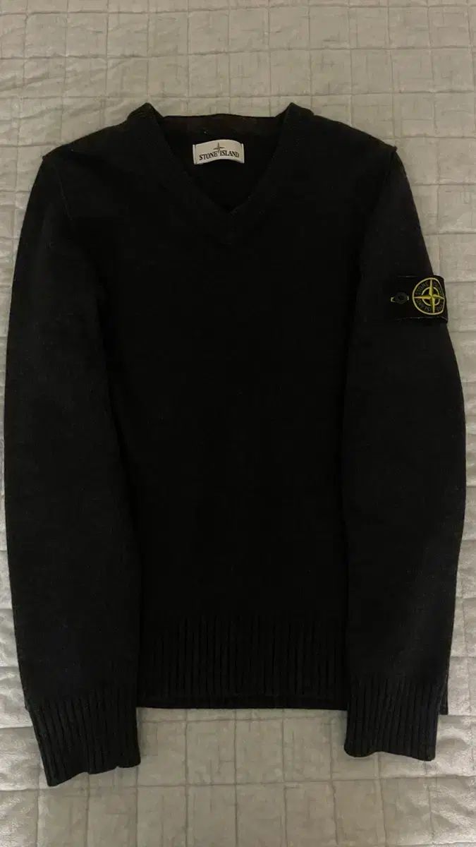 STONE ISLAND ストーンアイランド ブラック Vネック ニット 【公式通販】