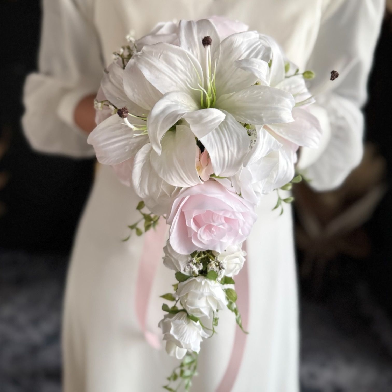 カサブランカ×ピンクキャスケードブーケ☆ブートニア - メルカリ