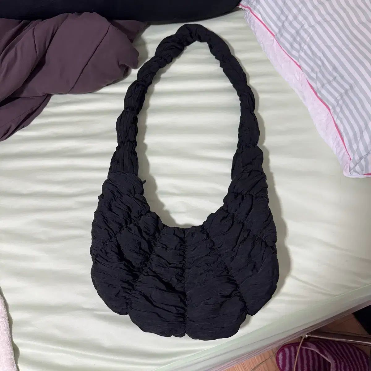 COS ショップ コス リップル クロスボディーバッグ ブラック