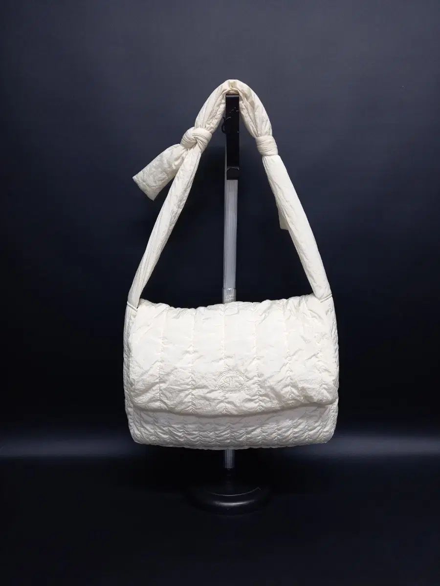 小売 シエンヌ ダウン キルティング ショルダー クロスボディーバッグ