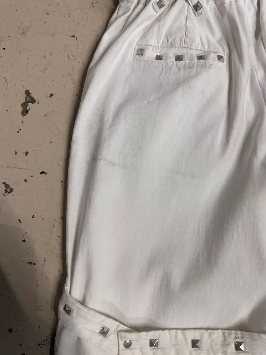  Dim Morie バックル ベルト 白 パンツ ジョガーパンツ スウェットパンツ パンツ