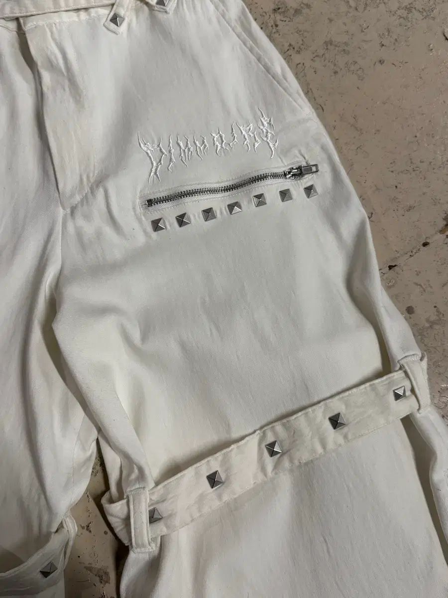 Dim Morie バックル ベルト 白 パンツ