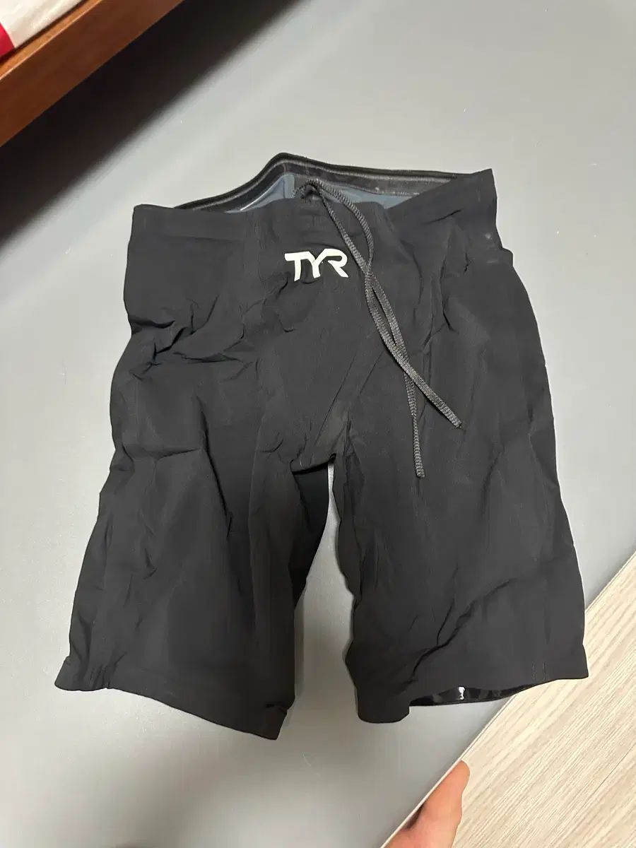 LOVE YOURSELF 轉 Tear 選手用 水着