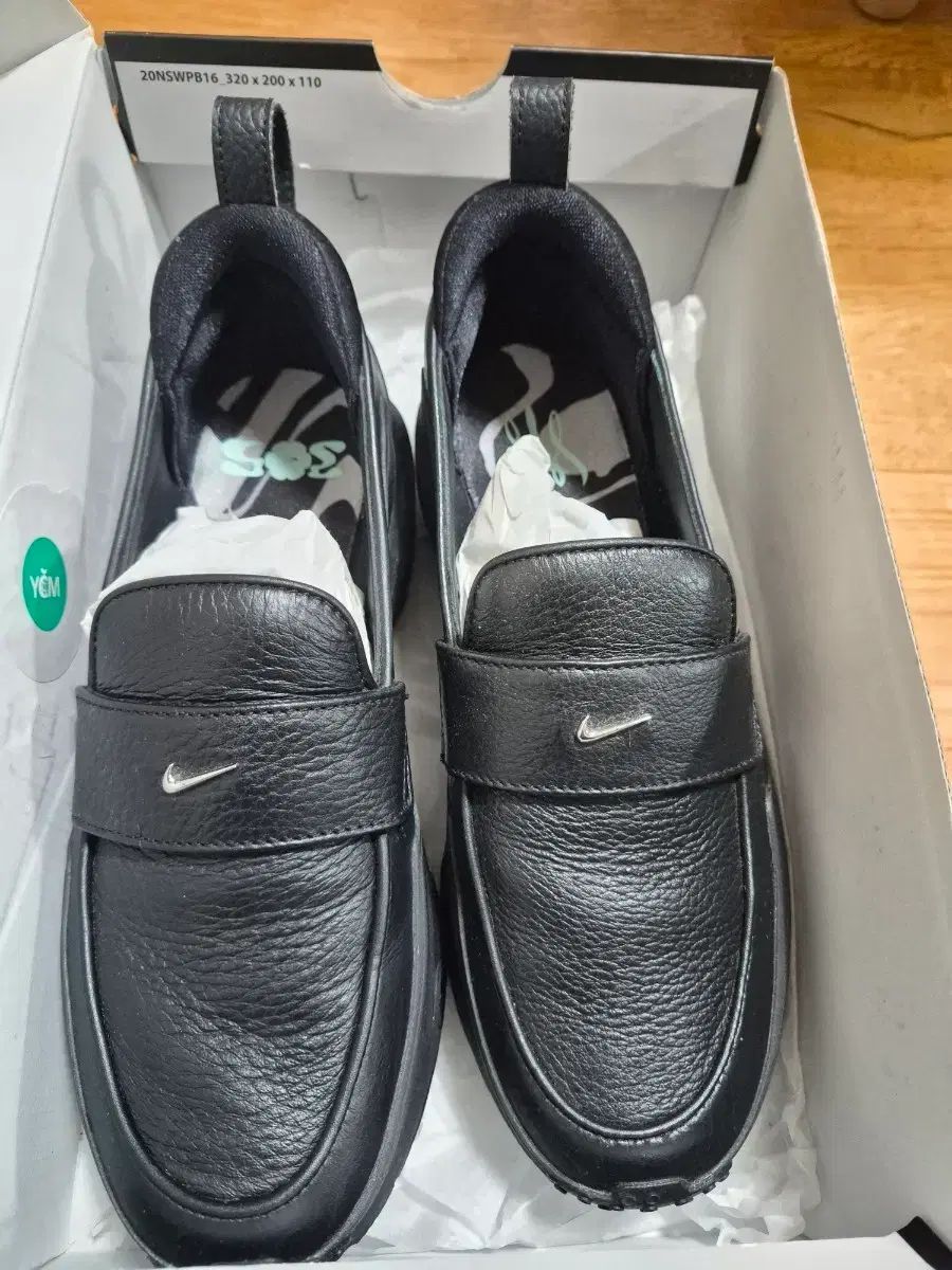 NIKE フェノメナ ブラック 250