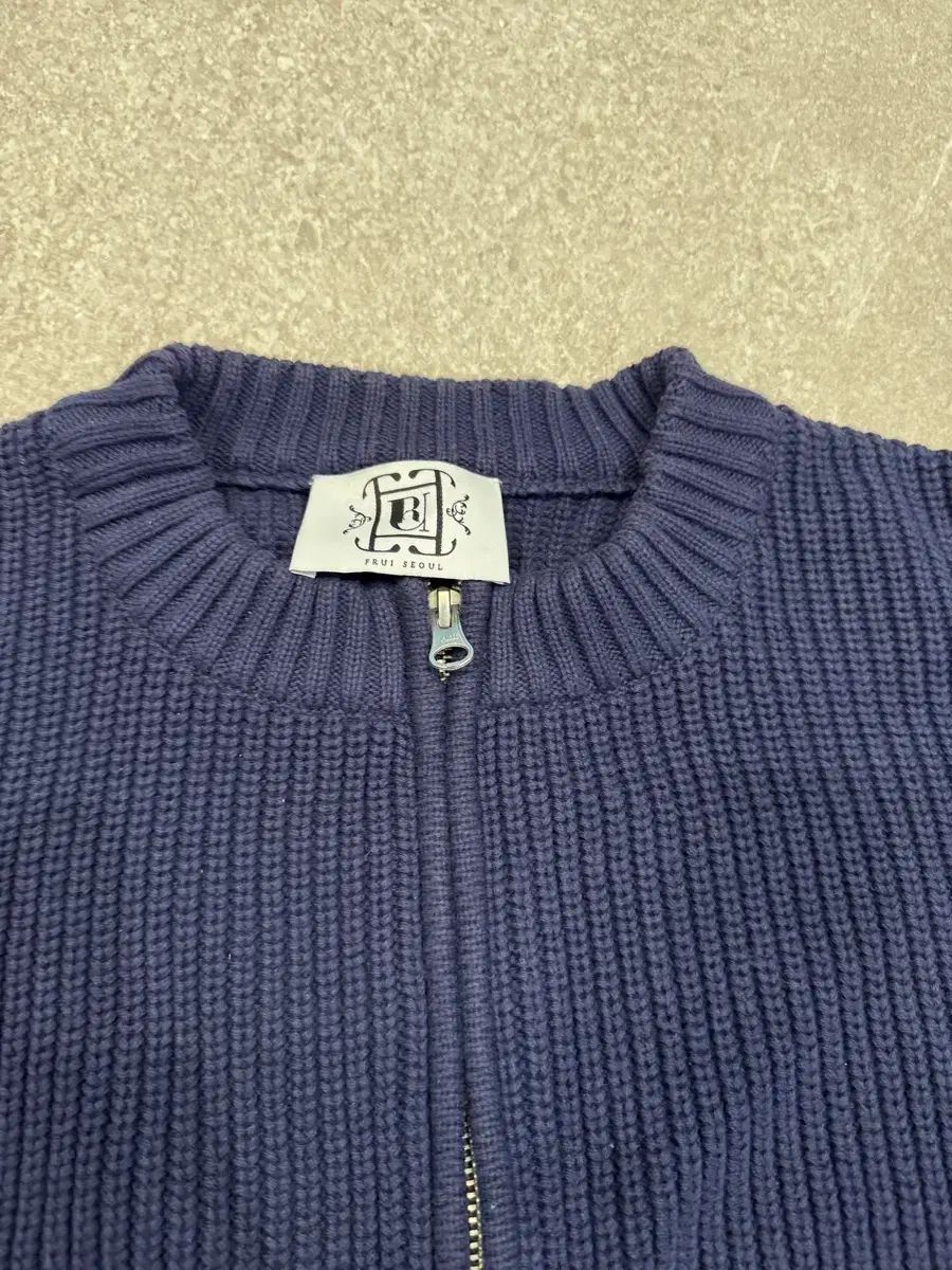 フルイ コットン チャンキー ラウンドネック カーディガン ネイビー L