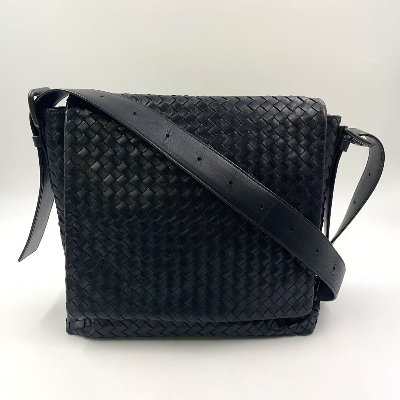 BOTTEGA VENETA イントレチャート レザー ブラック ショルダーバッグ