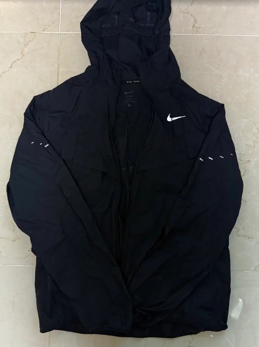 ナイキ ランニング ウィンドブレーカー