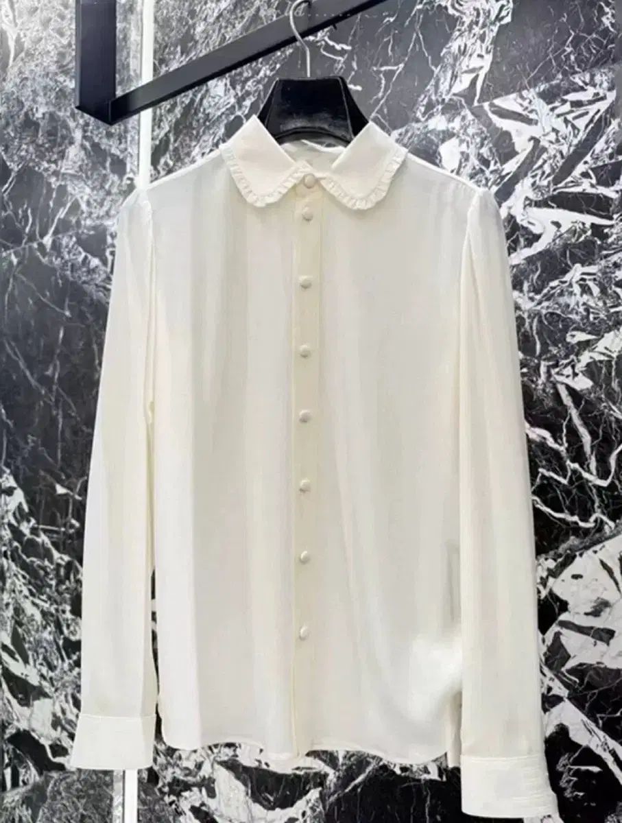 白 シャツ