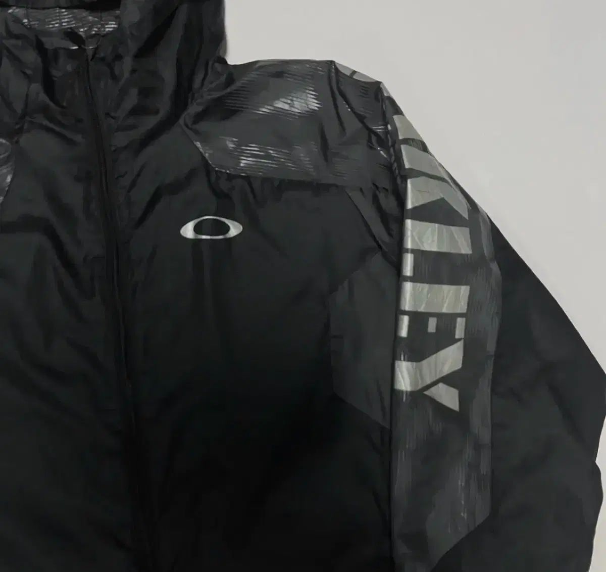 オークリー ショップ ブラック フード ウィンドブレーカー ジャケット