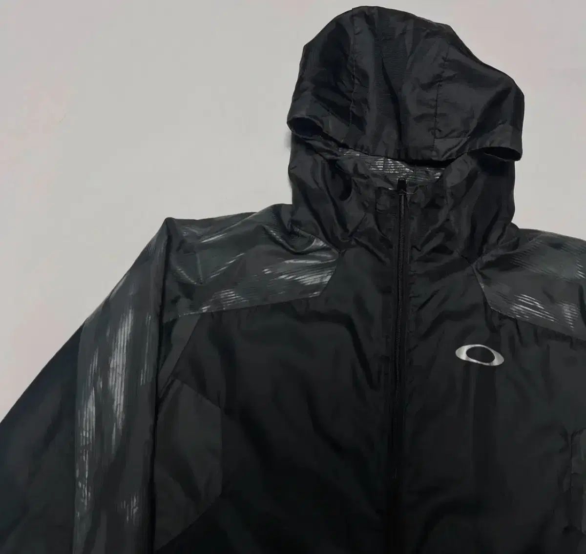 オークリー ショップ ブラック フード ウィンドブレーカー ジャケット