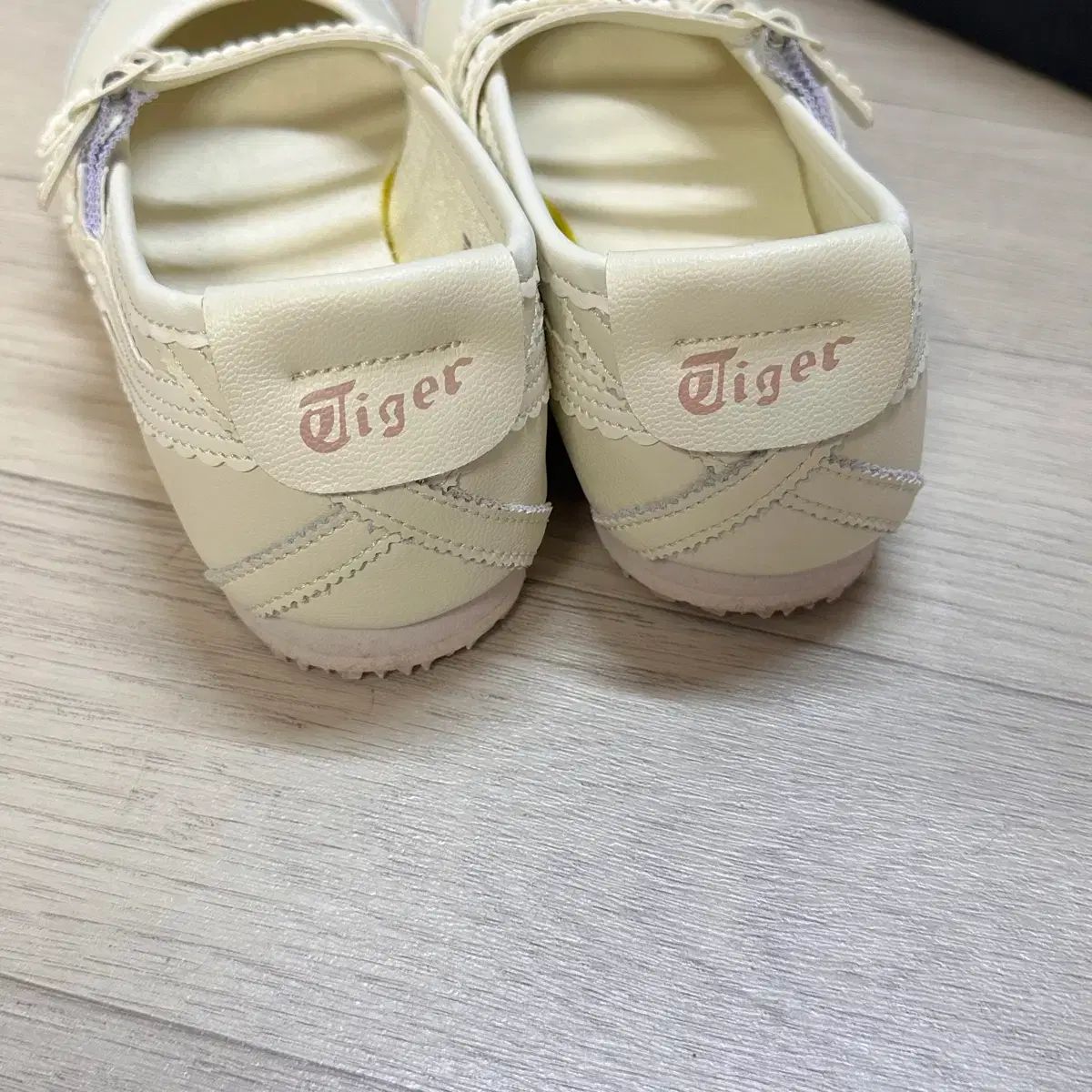 オニツカタイガー メリージェーン セール アイボリー 235 2025年最新