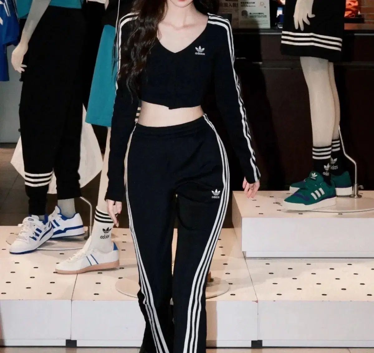 XEXYMIX ゼクシィミックス トップス黒&ジョガーパンツ白セット XEXYMIX ゼクシィミックス トップス黒&ジョガーパンツ白セット