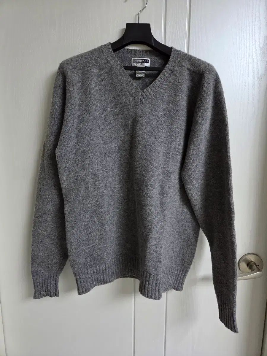 GIORDANO ジョルダーノ ウール100% グレー Vネック ニット