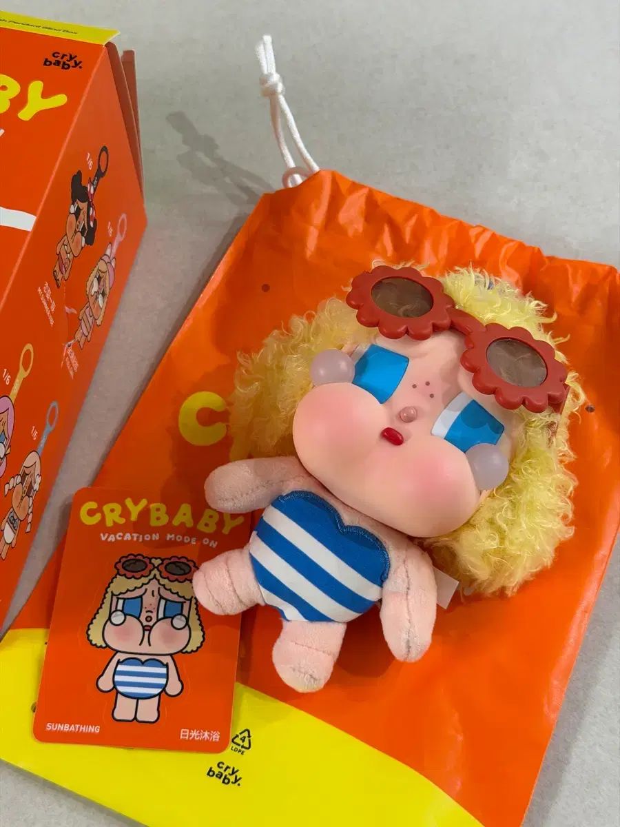 POP MART クライベイビー Vacation - On Mode 日光浴 CRYBABY Crybaby Pop Mart シリーズ 新品 (日光浴) 一緒に