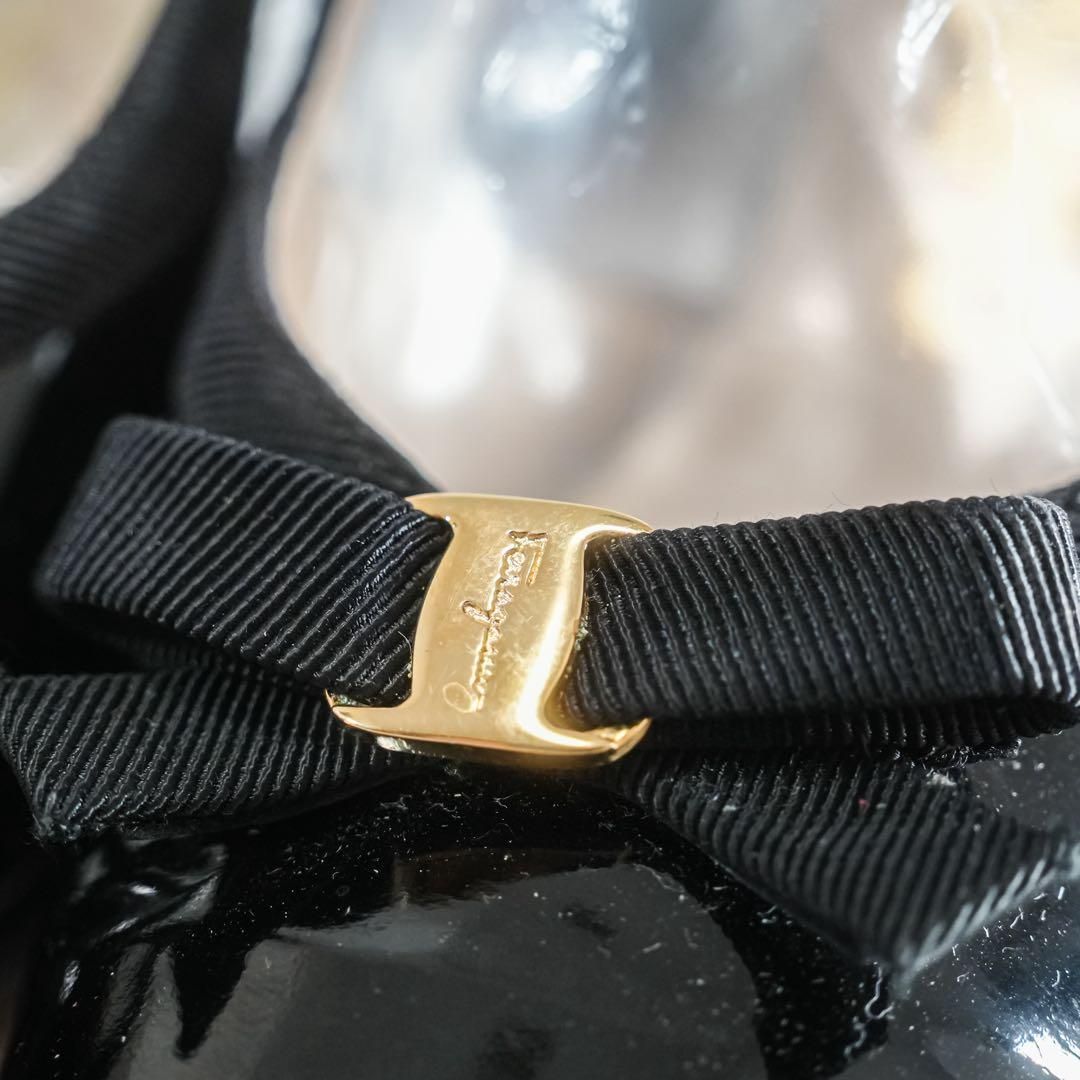 Ferragamo ヴァラリボン アンクルストラップ パンプス エナメル - メルカリ