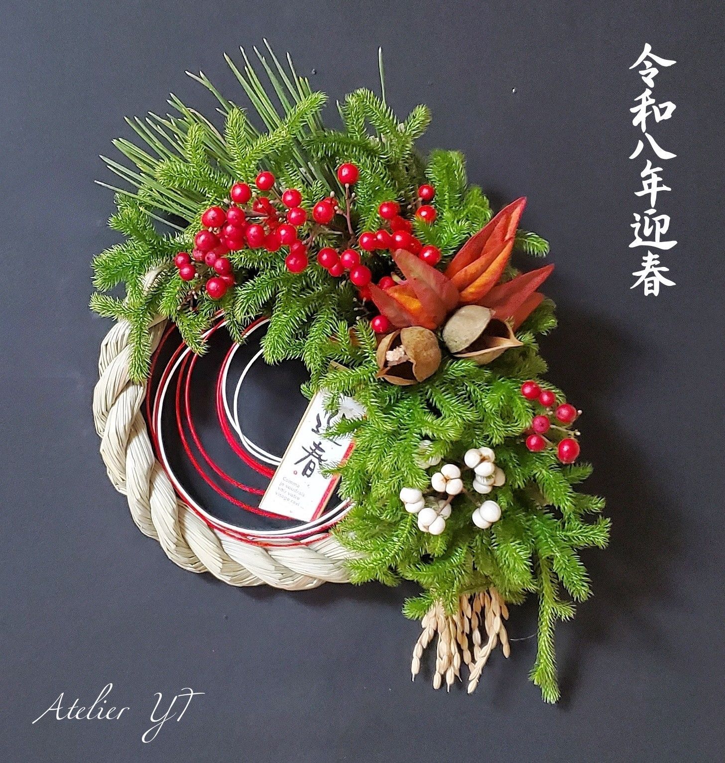 桐の実入りヒカゲノカズラと南天のしめ飾り しめ縄 注連縄 お正月飾り