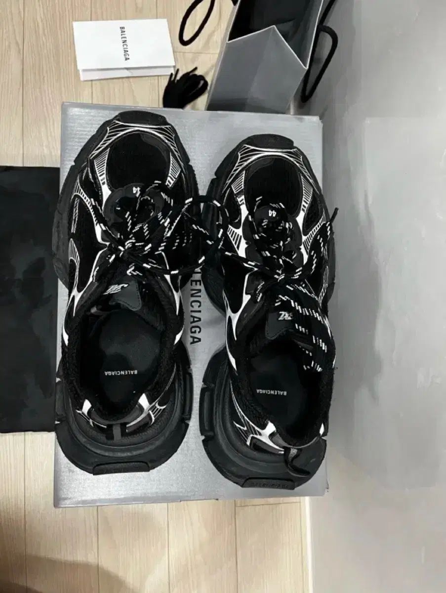 バレンシアガ　BALENCIAGA 即購入OK 44 バレンシアガ 3XL ブラック ホワイト - メルカリ