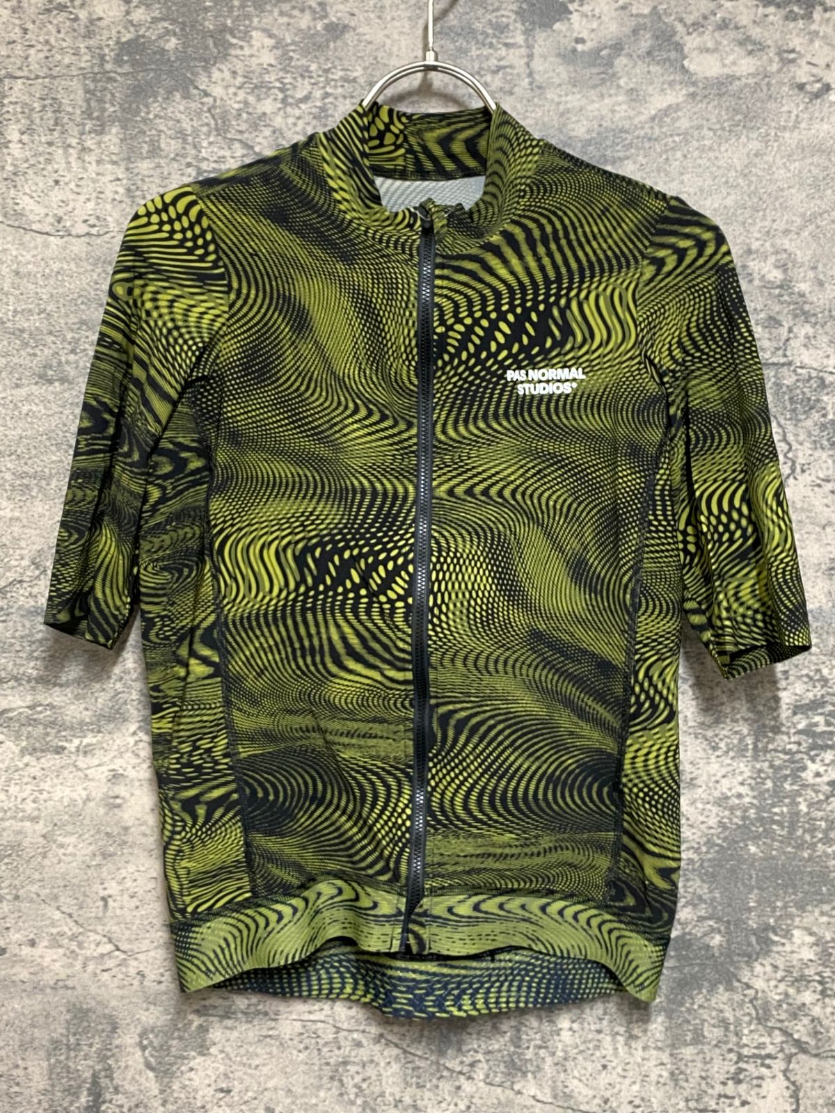 PAS NORMAL STUDIOS サイクルジャージ 半袖 イエロー 背中が語るサイクルウェア、”PAS NORMAL STUDIOS旋風”はこれからだ
