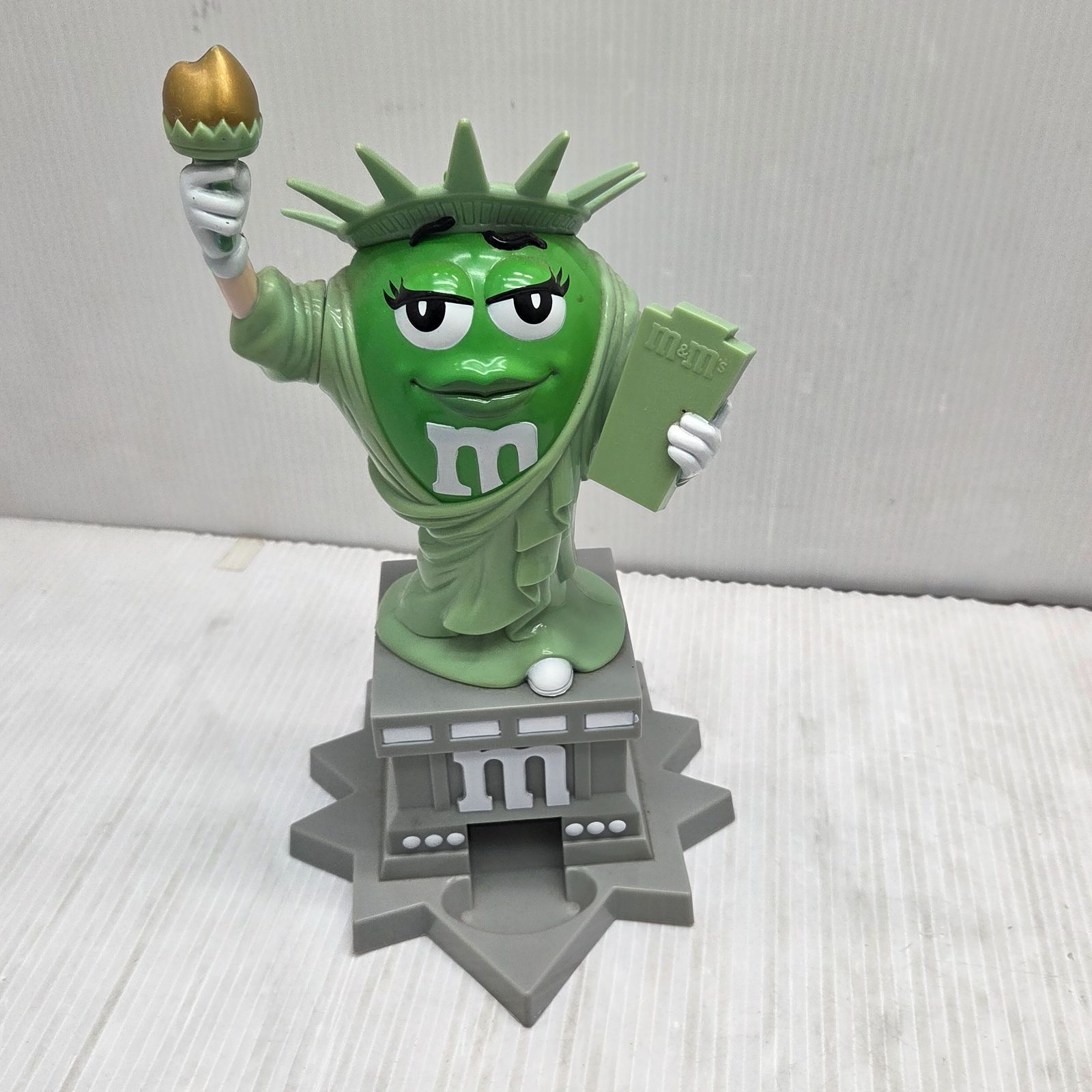 12 S00843 m&m's エムアンドエムズ ディスペンサー NY限定 自由の女神