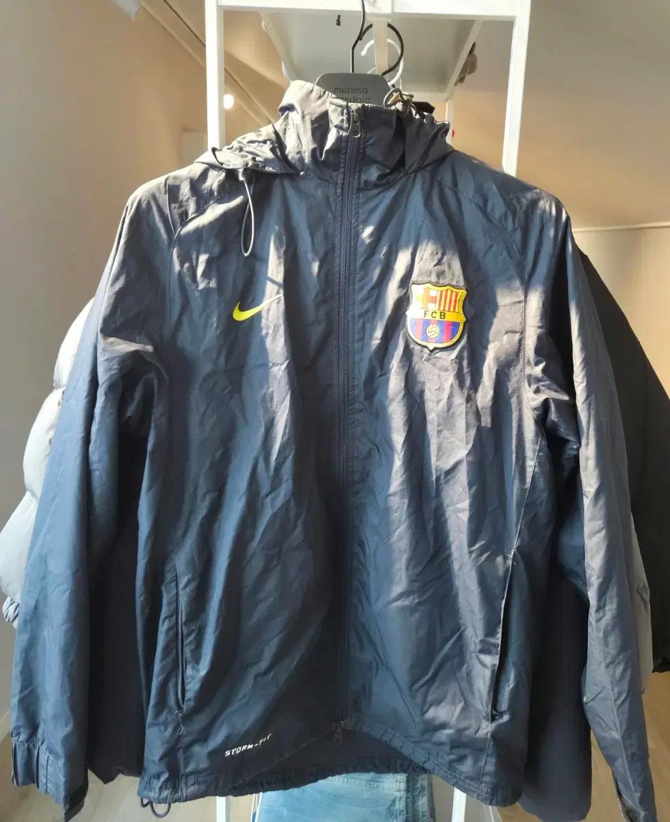 Nike × FCバルセロナ ナイロンジャケット ウィンドブレーカー NIKE FCバルセロナ ナイロンジャケット ウインドブレーカー - メルカリ