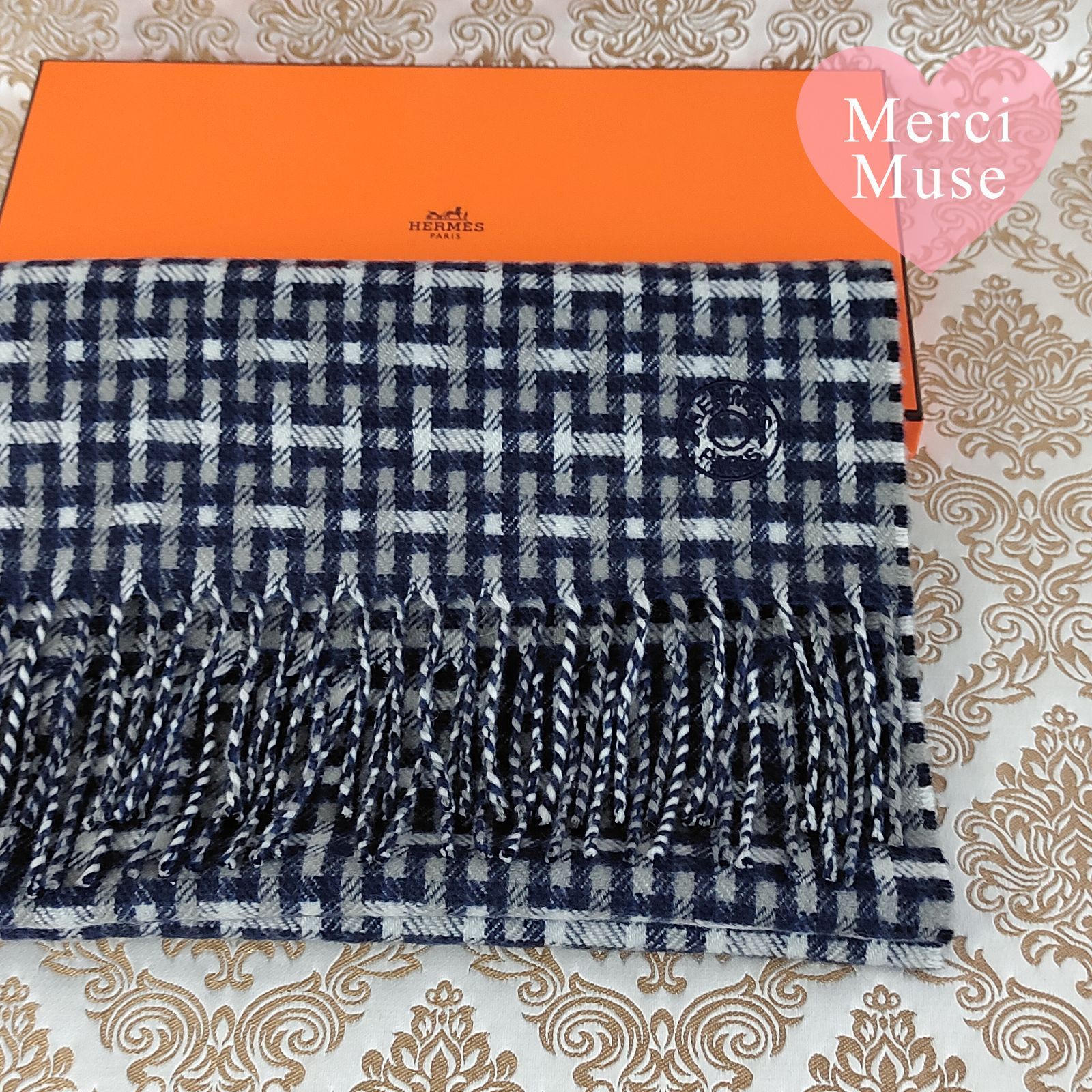 ポチ未使用箱付⭐︎2021エルメス刺繍カシミヤ100%マフラー 紺 英国製 ❤未使用品❤刺繍ロゴ H柄カシミヤマフラー ネイビーxグレー エルメス