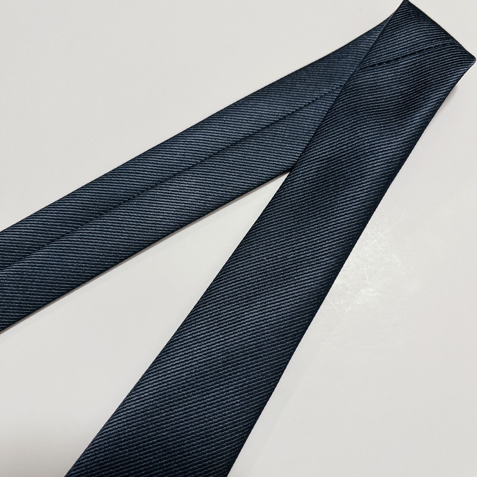 【未使用に近い✨】ヒューゴボス ネクタイ ネイビー 無地 ソリッド ナロータイ ヒューゴボス☆ナロータイ ネクタイ ソリッド 無地 ブラック 光沢感