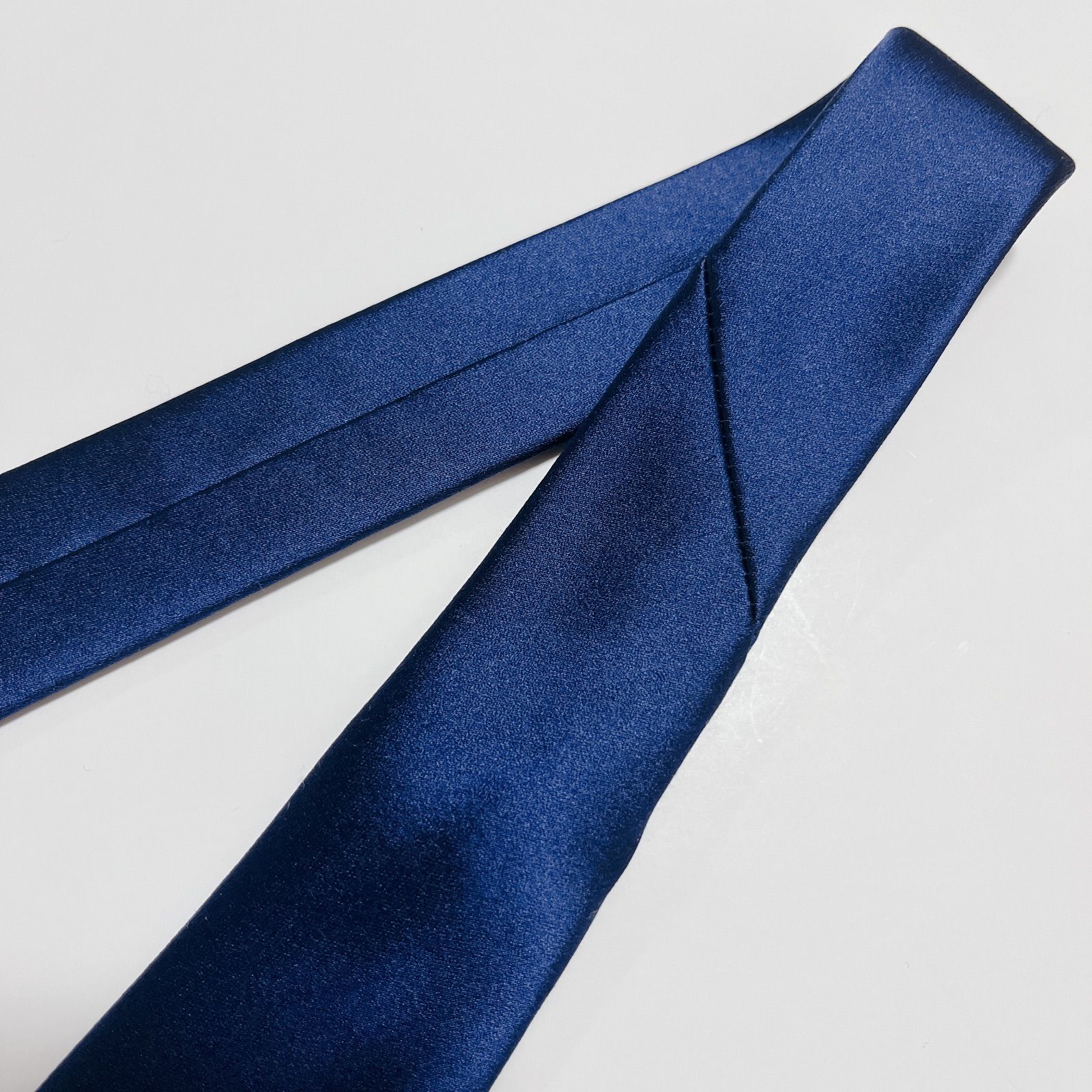美品 麻布テーラー ネクタイ ハイブランド ソリッドタイ 無地 光沢 希少 紺色 美品 麻布テーラー ネクタイ ハイブランド ソリッドタイ 無地 光沢