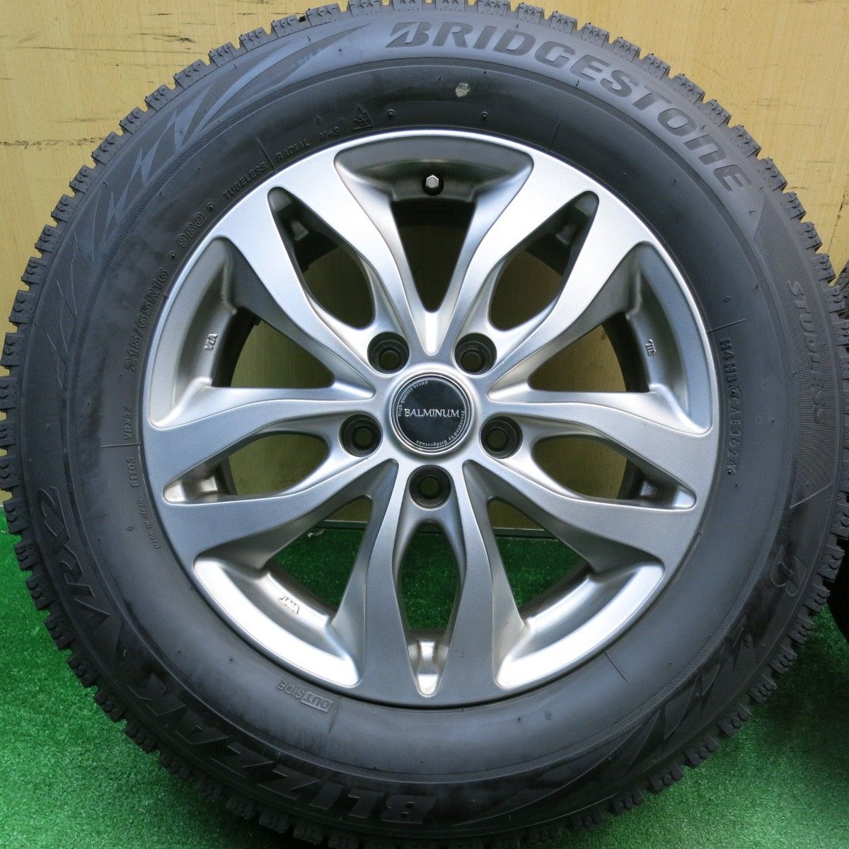 バリ溝！24年！キレイ！9.5分☆スタッドレス 215/65R16 ブリヂストン