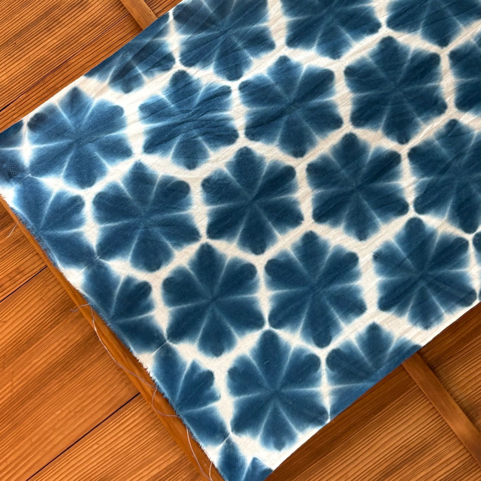 s106 【sato】 藍染 手ぬぐい 超！極小に絞り染めた 雪花絞り♡ 白地が