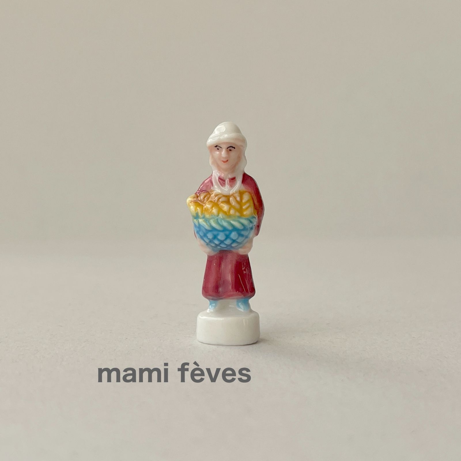 フェーヴ パンかごを抱えた女性 フランス フェーブ ミニチュア陶器