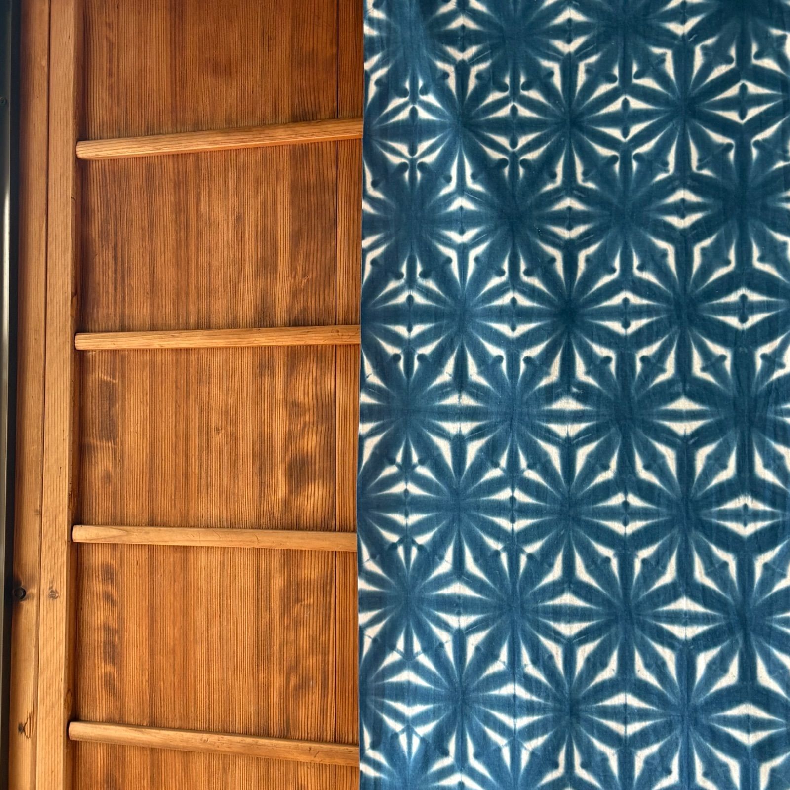 s107 【sato】 藍染 手ぬぐい 柄びっしり！ 超！極小に絞り染めた