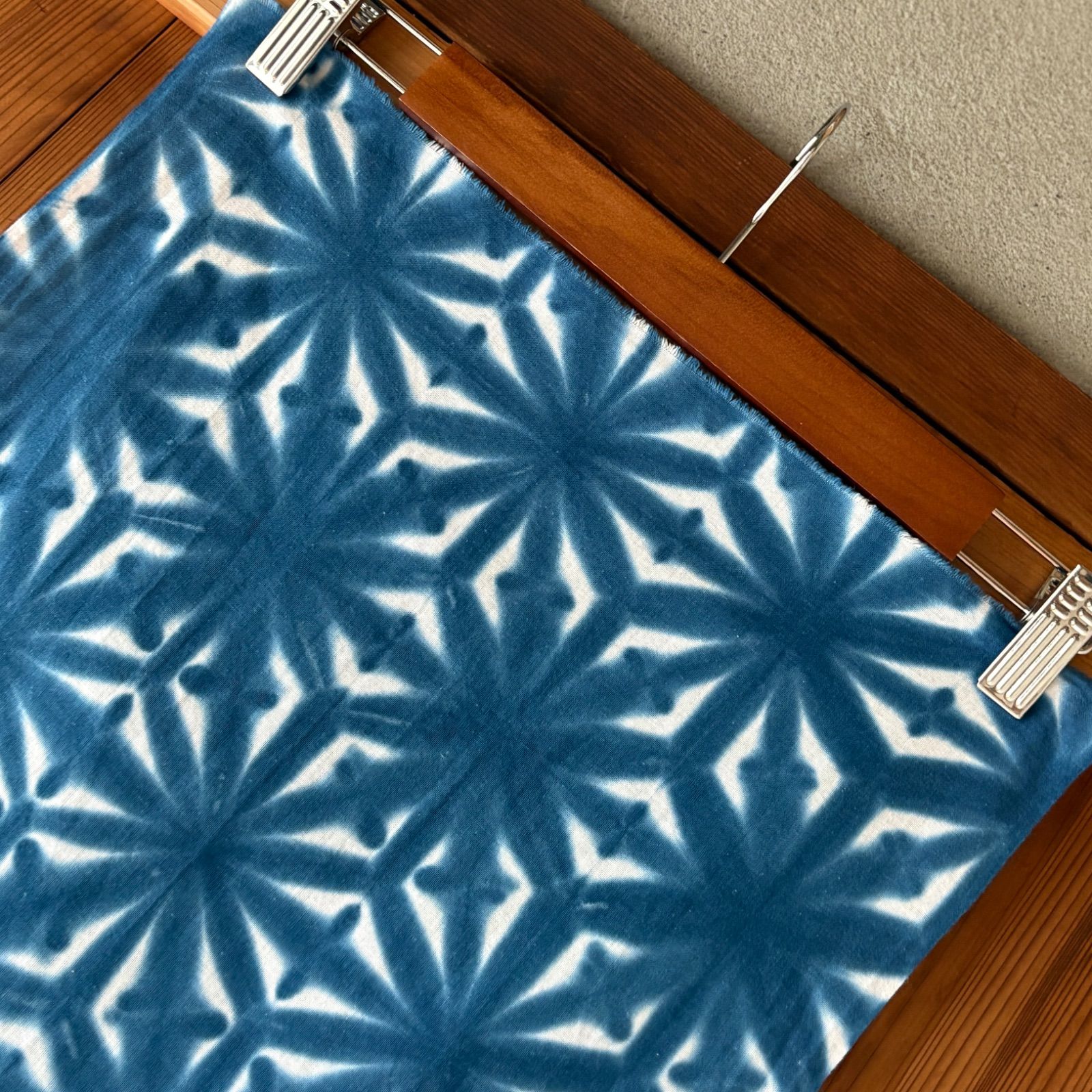 s107 【sato】 藍染 手ぬぐい 柄びっしり！ 超！極小に絞り染めた