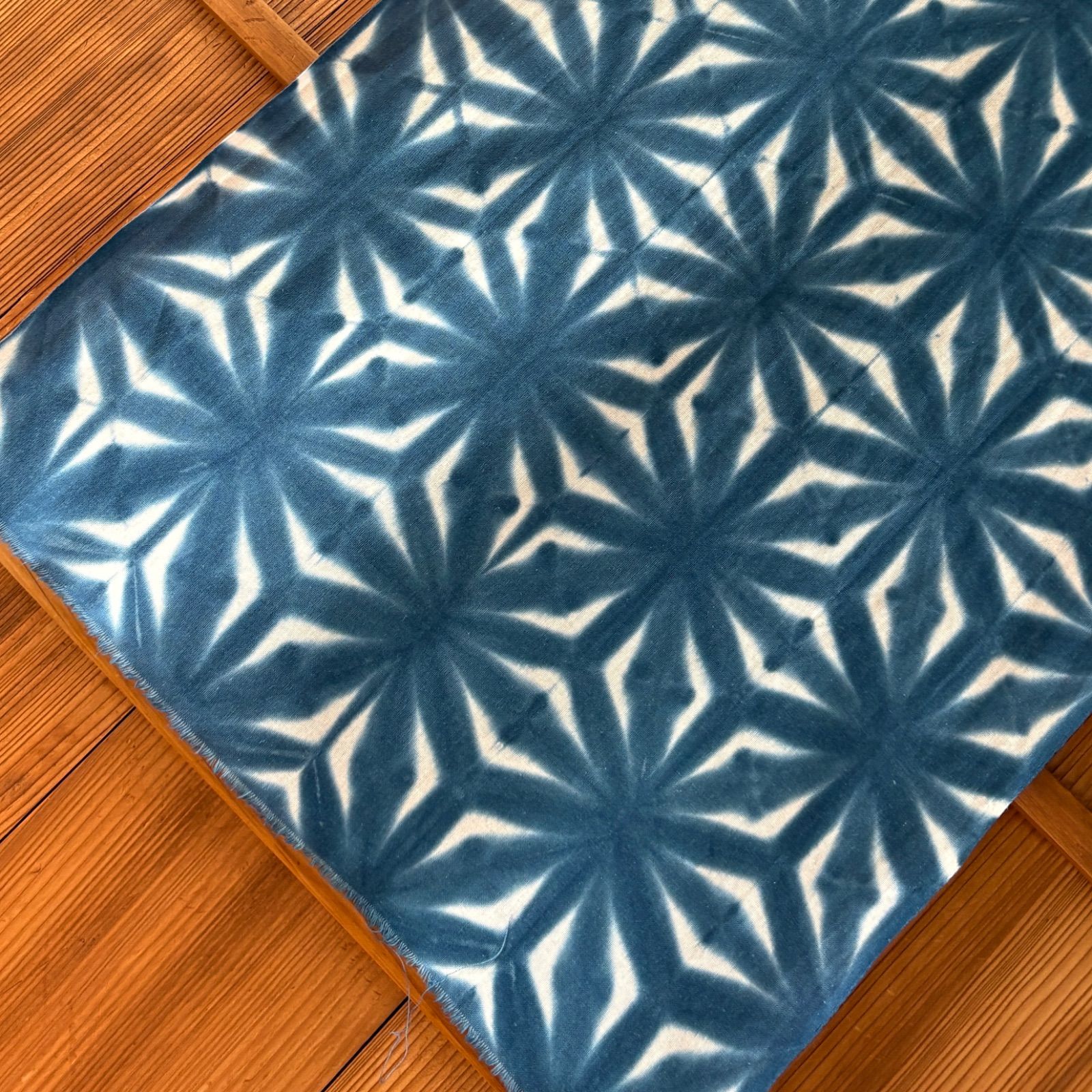 s107 【sato】 藍染 手ぬぐい 柄びっしり！ 超！極小に絞り染めた