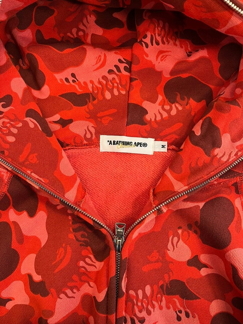 BAPE レッドカモフラージュ ジップアップフーディ A BATHING APE® Camo Shark ジップアップ パーカー | レッド | FARFETCH JP