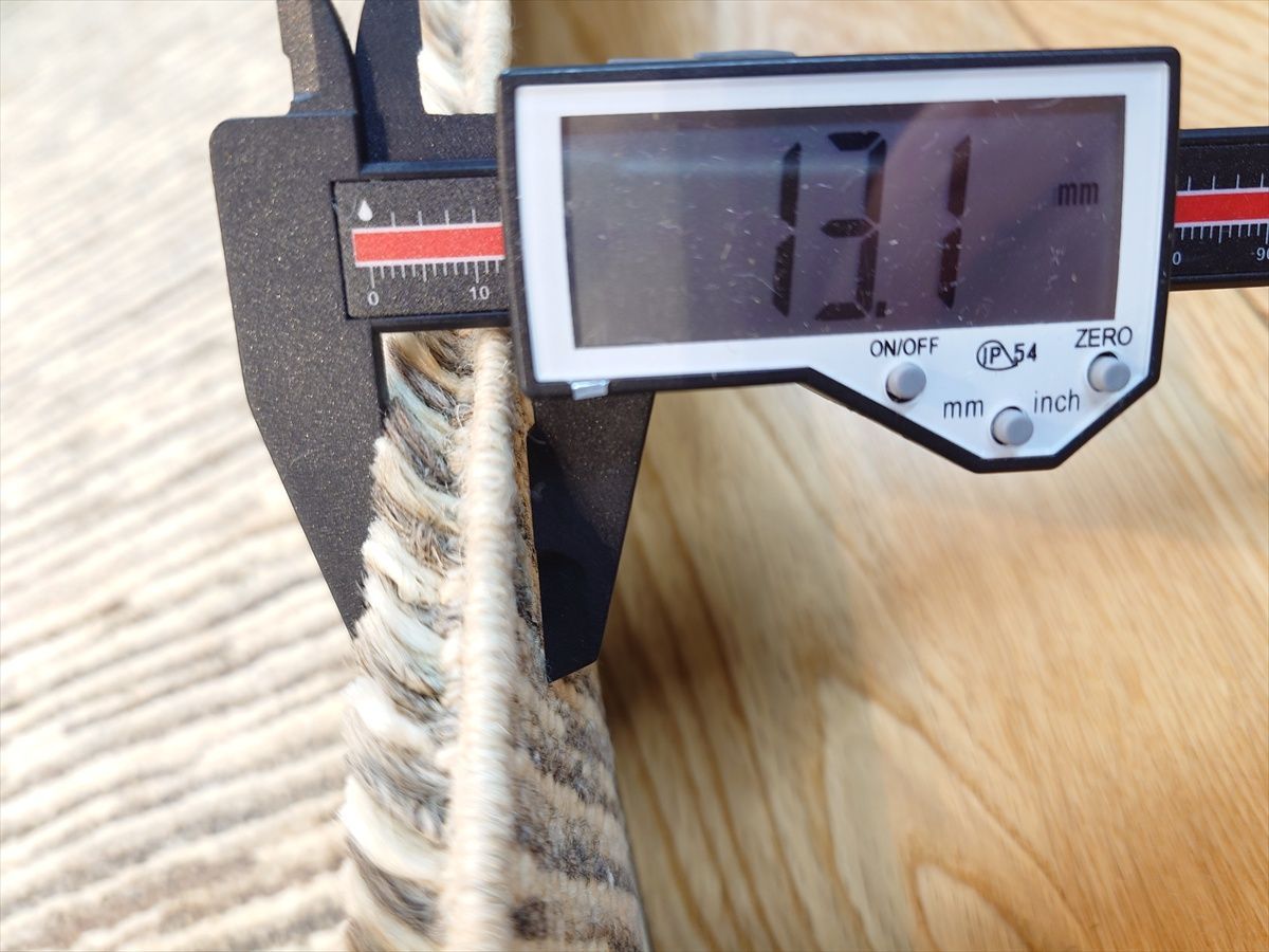 夏は涼しく冬は暖かい天然ラグ ガゼニラハット 無染めのウール ラグ