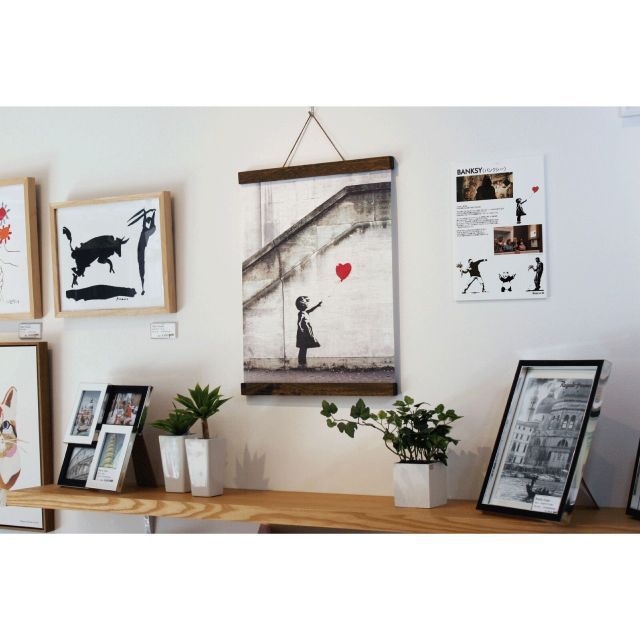 バンクシー ハンガータイプ ブラウン Banksy Red Balloon(Brown Hanger style) 40x53x2.3cm アートポスター ストリートアーティスト レッドバルーン グラフィティー おしゃれ 送料無料 Banksy バンクシー Red COA 吊り下げ 玄関