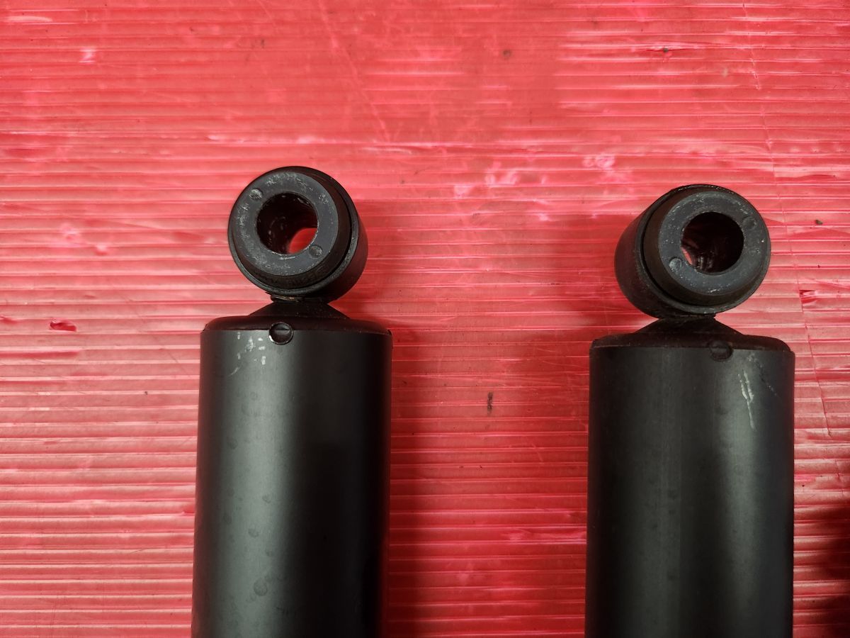 NISSAN キャラバン　純正ショックアブソーバー　新車外し品 人気定番，HOT 日産 NV350 キャラバン 新車外し 後期 ショックアブソーバー